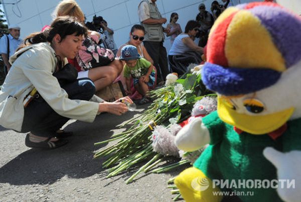 People pray, light candles in memory of Volga sinking victims People pray, light candles in memory of Volga sinking victims - Sputnik International
