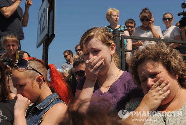 People pray, light candles in memory of Volga sinking victims People pray, light candles in memory of Volga sinking victims - Sputnik International