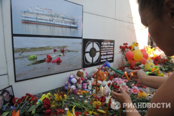 People pray, light candles in memory of Volga sinking victims People pray, light candles in memory of Volga sinking victims - Sputnik International