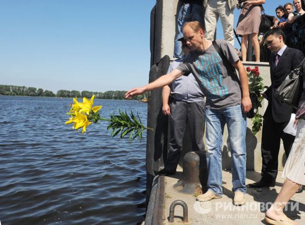 People pray, light candles in memory of Volga sinking victims People pray, light candles in memory of Volga sinking victims - Sputnik International