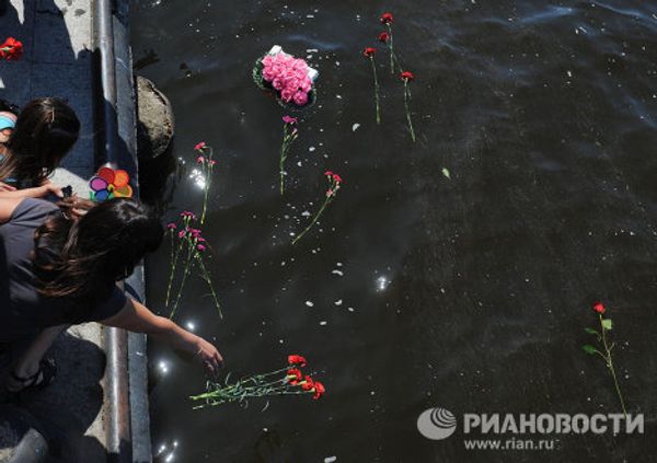 People pray, light candles in memory of Volga sinking victims People pray, light candles in memory of Volga sinking victims - Sputnik International