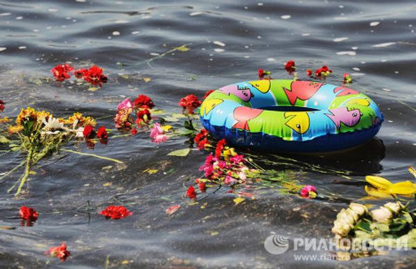 People pray, light candles in memory of Volga sinking victims People pray, light candles in memory of Volga sinking victims - Sputnik International