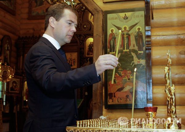 People pray, light candles in memory of Volga sinking victims People pray, light candles in memory of Volga sinking victims - Sputnik International