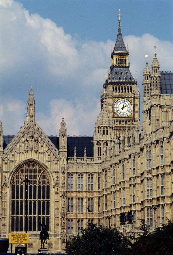 A pro-Scottish independence MP, Angus Robertson, has claimed that there is an utter deceit at the heart of the NO campaign, after a senior Conservative backbench MP, Christopher Chope, warned of a bloodbath by Conservatives at Westminster who oppose more powers for Scotland in the event voters reject independence. - Sputnik International