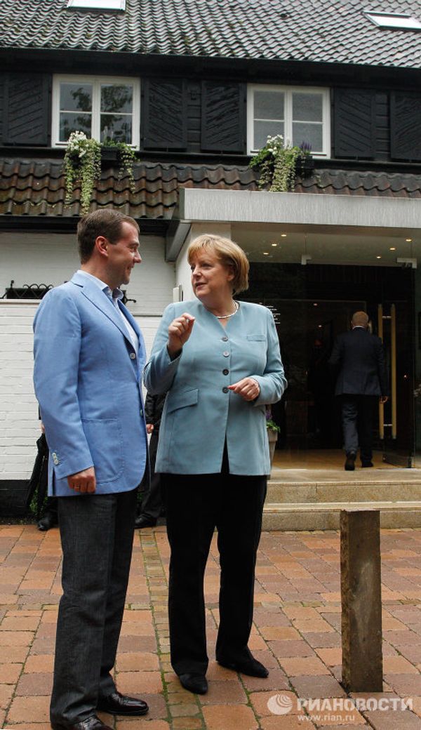 Dmitry Medvedev and Angela Merkel dine informally  - Sputnik International