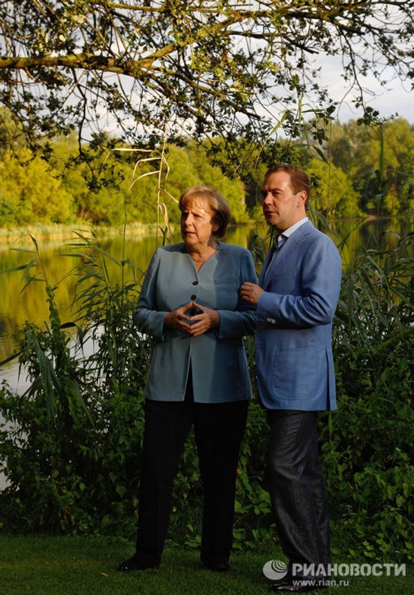 Dmitry Medvedev and Angela Merkel dine informally  - Sputnik International