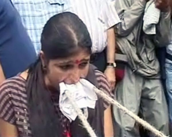 Indian woman pulls mini-truck with teeth - Sputnik International