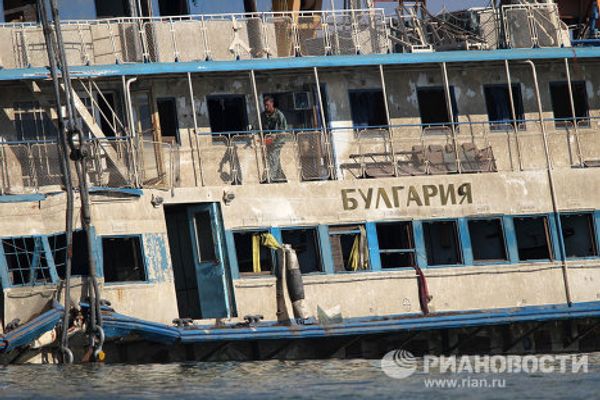 Russian boat that sank on Volga River brought to surface - Sputnik International