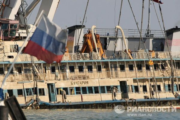 Russian boat that sank on Volga River brought to surface - Sputnik International
