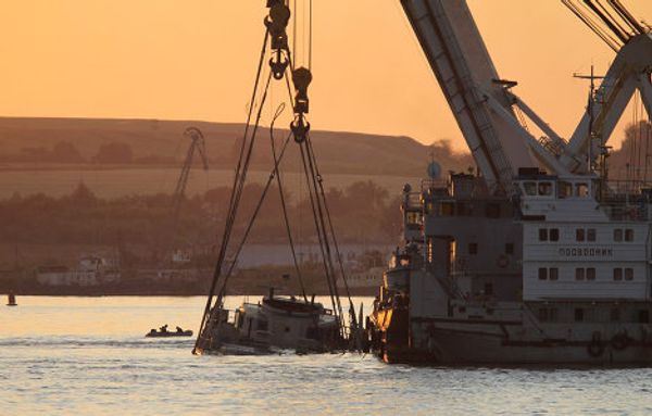 Russian boat that sank on Volga River brought to surface - Sputnik International