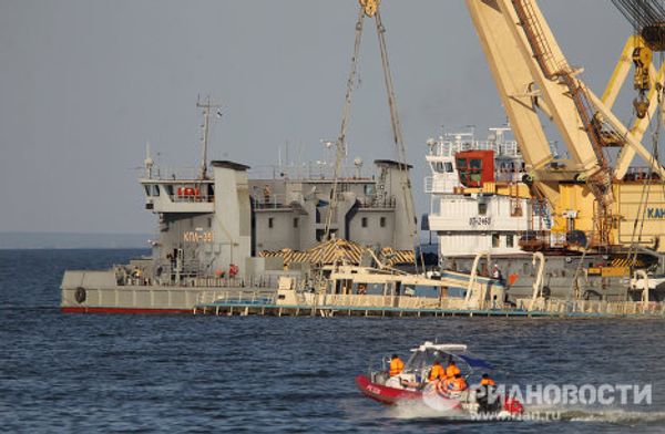 Russian boat that sank on Volga River brought to surface - Sputnik International