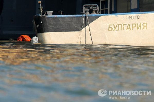 Russian boat that sank on Volga River brought to surface - Sputnik International