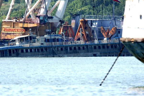 Russian boat that sank on Volga River brought to surface - Sputnik International