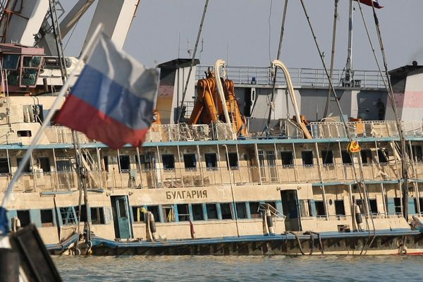 Russian boat that sank on Volga River brought to surface - Sputnik International
