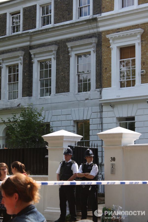 Fans pay their last tributes to British singer Amy Winehouse  - Sputnik International