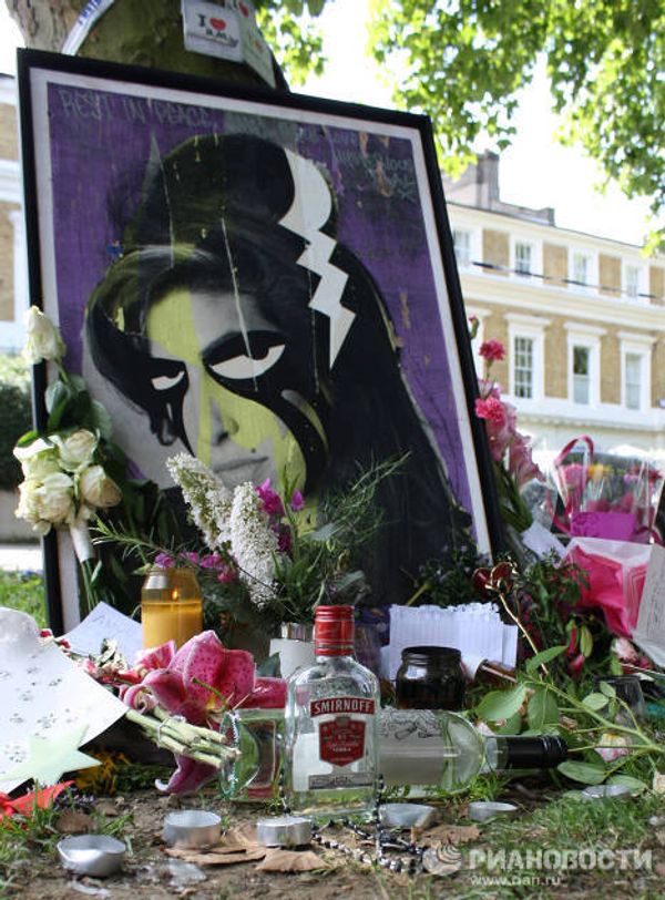 Fans pay their last tributes to British singer Amy Winehouse  - Sputnik International