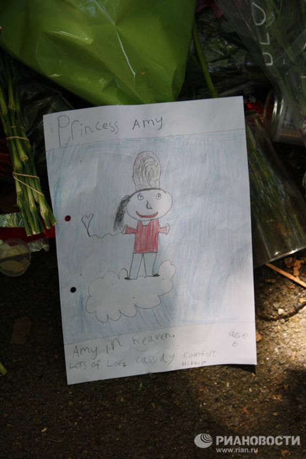Fans pay their last tributes to British singer Amy Winehouse  - Sputnik International