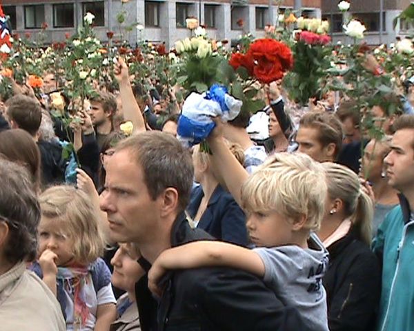 Norwegians sang love songs, embraced each other and scattered flowers  - Sputnik International