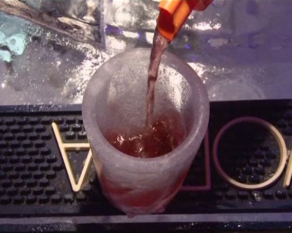 Tourists cool down at Barcelona ice bar - Sputnik International