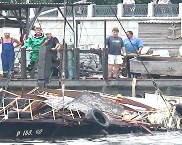 Pleasure boat sunk on Moscow River brought to surface - Sputnik International