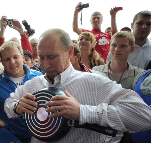 Vladimir Putin speaks with participants of the Seliger-2011 youth forum  - Sputnik International