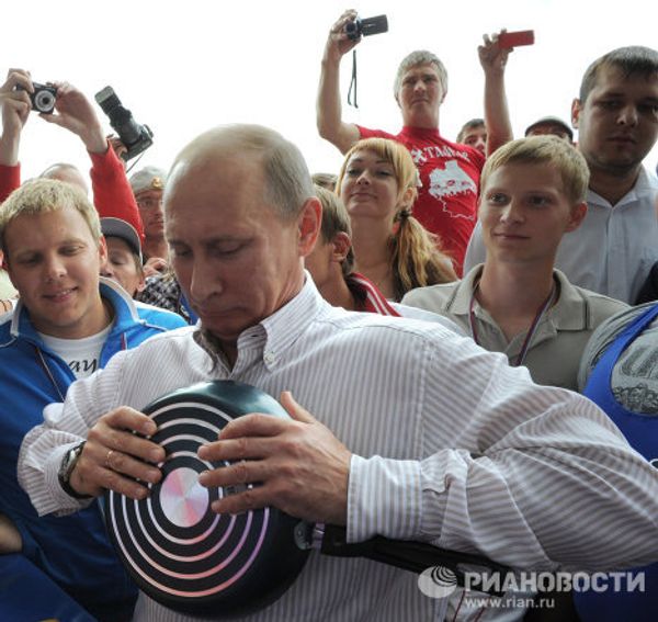 Vladimir Putin speaks with participants of the Seliger-2011 youth forum Vladimir Putin speaks with participants of the Seliger-2011 youth forum - Sputnik International
