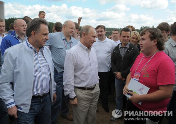 Vladimir Putin speaks with participants of the Seliger-2011 youth forum Vladimir Putin speaks with participants of the Seliger-2011 youth forum - Sputnik International