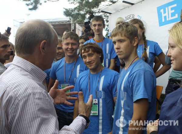 Vladimir Putin speaks with participants of the Seliger-2011 youth forum Vladimir Putin speaks with participants of the Seliger-2011 youth forum - Sputnik International