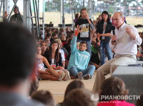 Vladimir Putin speaks with participants of the Seliger-2011 youth forum Vladimir Putin speaks with participants of the Seliger-2011 youth forum - Sputnik International