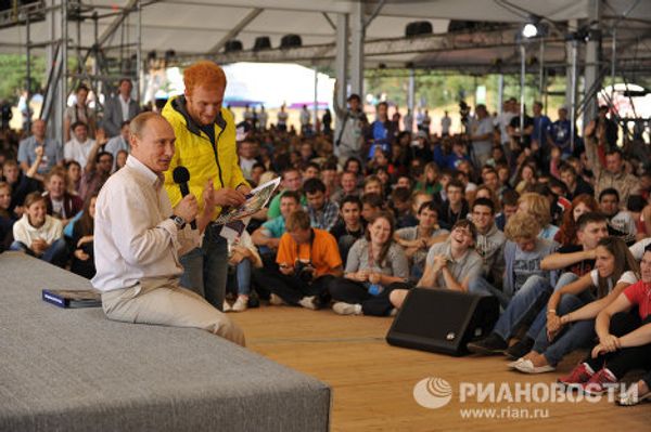 Vladimir Putin speaks with participants of the Seliger-2011 youth forum Vladimir Putin speaks with participants of the Seliger-2011 youth forum - Sputnik International