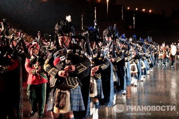 The 2011 Royal Edinburgh Military Tattoo: cyclists and dancers in the rain - Sputnik International