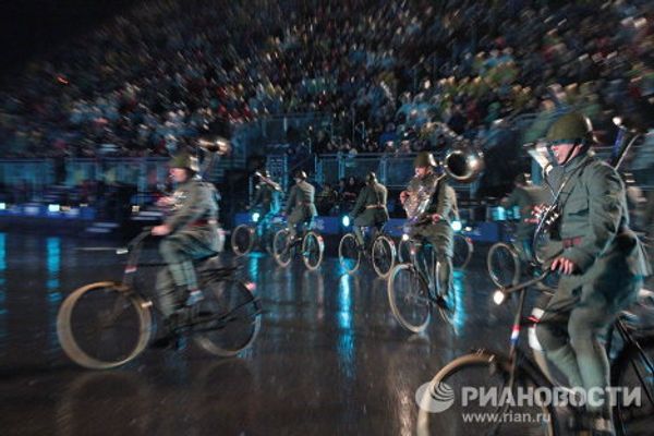 The 2011 Royal Edinburgh Military Tattoo: cyclists and dancers in the rain - Sputnik International