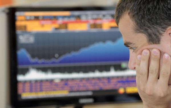 Russian stocks close in red, wait for Fed announcement - Sputnik International