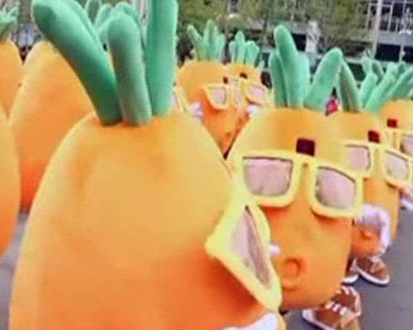 48 dancing carrots, 2 people in love and 1 bizarre proposal - Sputnik International