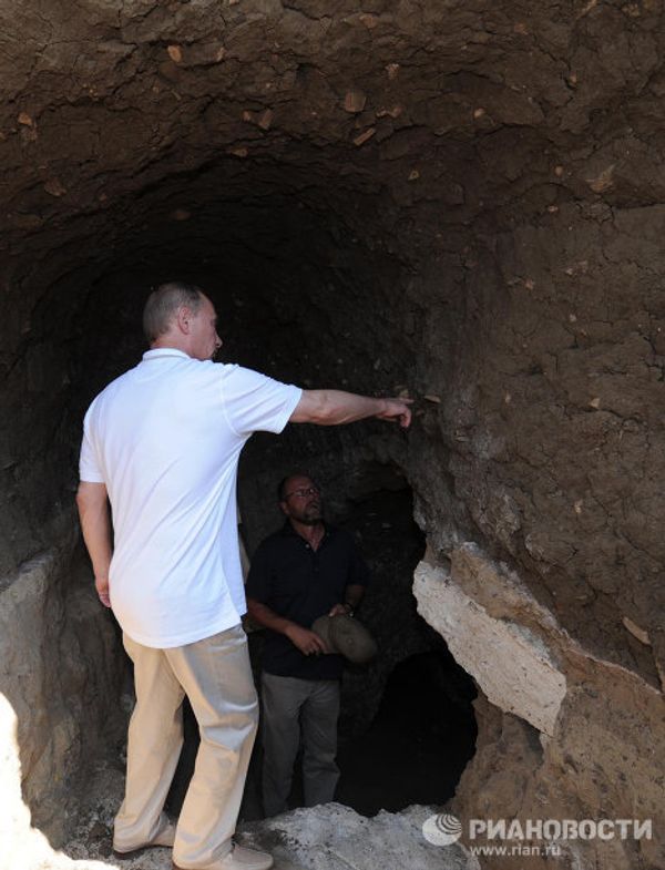 Vladimir Putin turns archeologist - Sputnik International