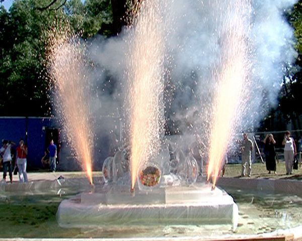 Ice fountain created under scorching sun at Moscow Exhibition Center - Sputnik International