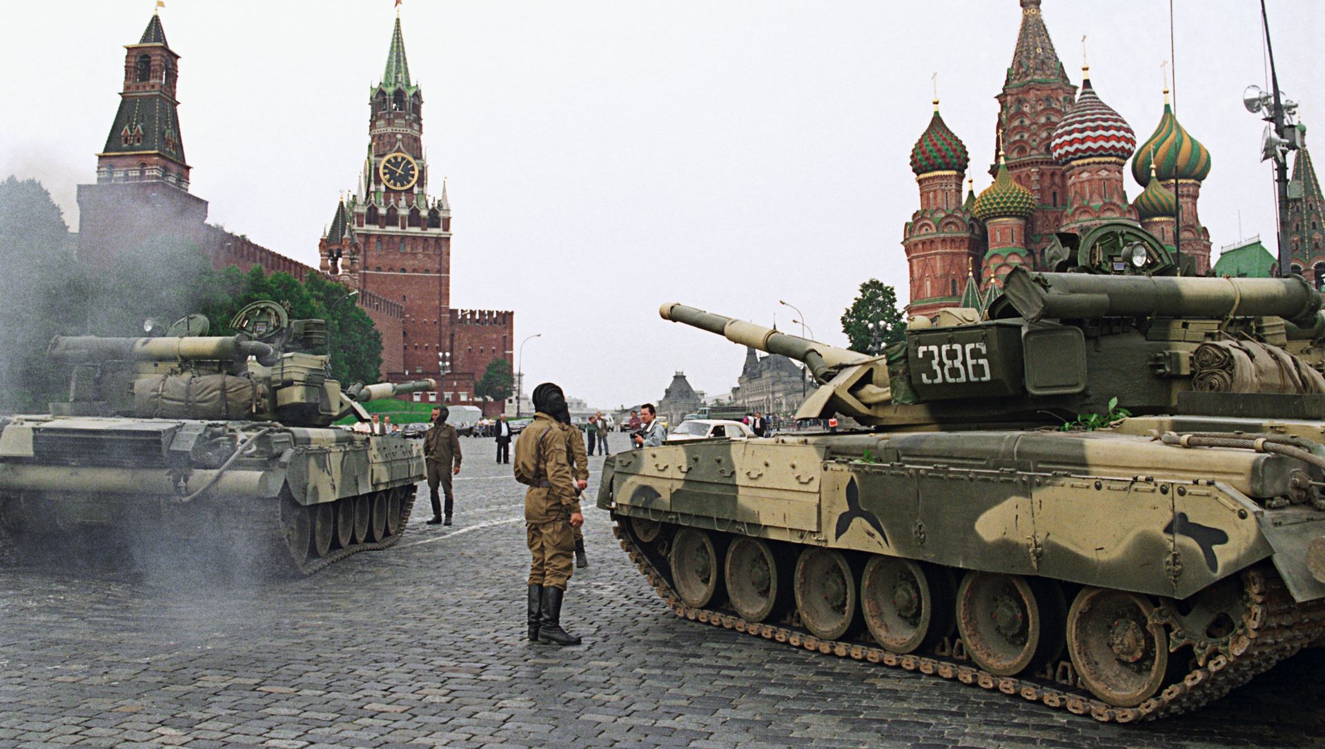 Tanks in the Red Square during the coup attempt on August 19, 1991 Tanks in the Red Square during the coup attempt on August 19, 1991 - Sputnik International, 1920, 19.08.2021