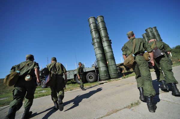 S-400 Triumph air defense system protects Moscow airspace - Sputnik International