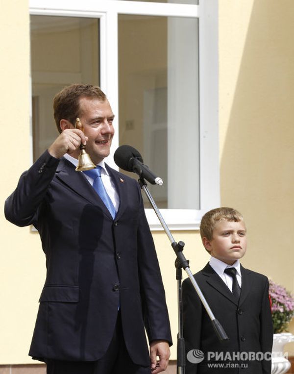 Day of Knowledge: master class in photography and gardening from Dmitry Medvedev Day of Knowledge: master class in photography and gardening from Dmitry Medvedev - Sputnik International