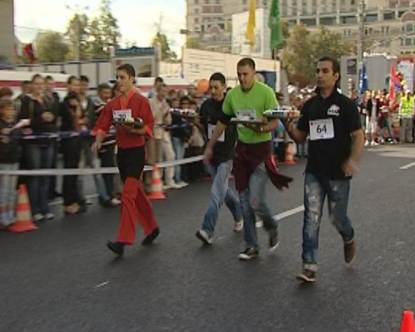 A hundred waiters race for victory in central Moscow - Sputnik International