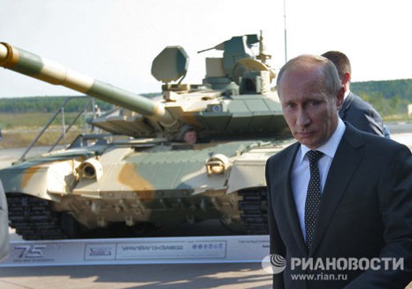 Russian Prime Minister Vladimir Putin at an arms show Russian Prime Minister Vladimir Putin at an arms show - Sputnik International