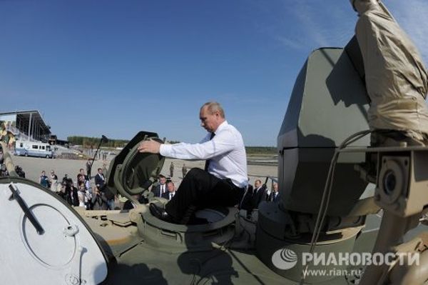 Russian Prime Minister Vladimir Putin at an arms show Russian Prime Minister Vladimir Putin at an arms show - Sputnik International