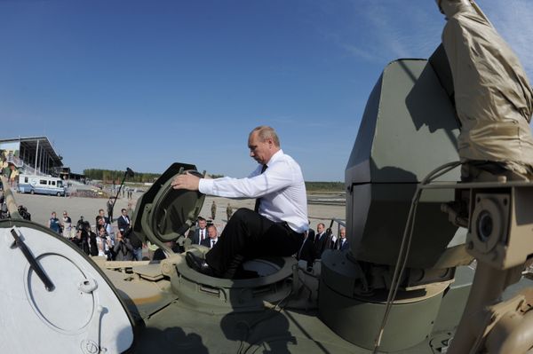 Russian Prime Minister Vladimir Putin at an arms show - Sputnik International