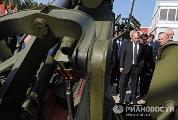 Russian Prime Minister Vladimir Putin at an arms show Russian Prime Minister Vladimir Putin at an arms show - Sputnik International