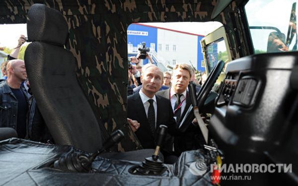 Russian Prime Minister Vladimir Putin at an arms show Russian Prime Minister Vladimir Putin at an arms show - Sputnik International
