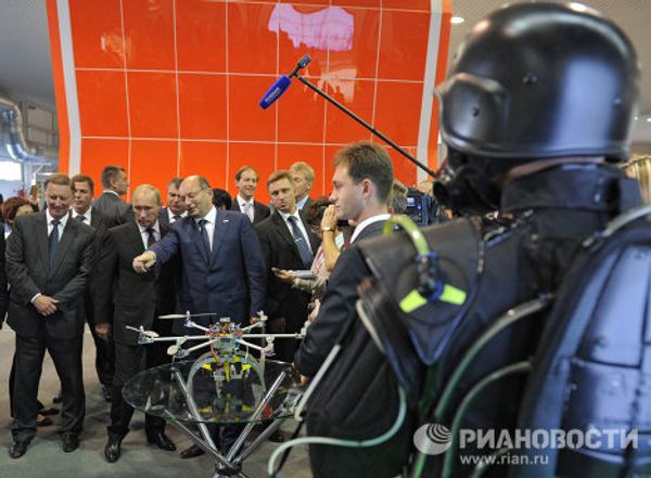 Russian Prime Minister Vladimir Putin at an arms show Russian Prime Minister Vladimir Putin at an arms show - Sputnik International