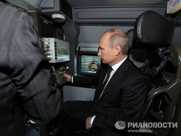Russian Prime Minister Vladimir Putin at an arms show Russian Prime Minister Vladimir Putin at an arms show - Sputnik International