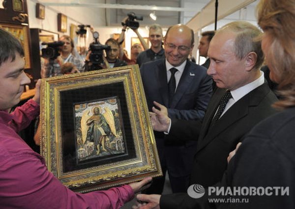 Russian Prime Minister Vladimir Putin at an arms show Russian Prime Minister Vladimir Putin at an arms show - Sputnik International