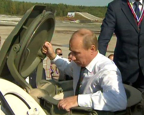 Putin turns tank commander at Nizhny Tagil arms show - Sputnik International