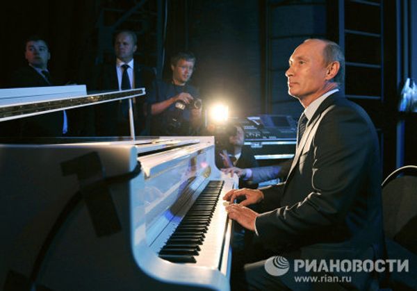 Vladimir Putin visits the Theatre of Nations in Moscow Vladimir Putin visits the Theatre of Nations in Moscow - Sputnik International